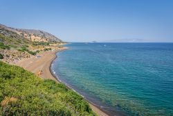 Veduta dall'alto della spiaggia di Pachia Ammos Beach, isola di Nisyros, Dodecaneso, in una giornata estiva - © Tom Jastram / Shutterstock.com