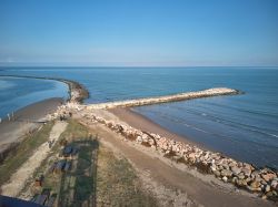 Veduta dall'alto delle dighe di ciottoli a protezione della spiaggia di Rosolina, Veneto. Un interessante esempio di come naturale e artificiale possono coestistere e creare un suggestivo ...