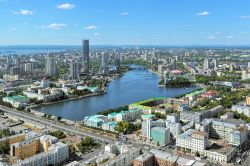 Veduta dall'alto dello stagno, del centro storico e del distretto di Ekaterinburg, Russia, dall'osservatorio del 52esimo piano del grattacielo Vysotsky - © Mikhail Markovskiy / ...