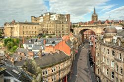 Veduta dall'alto di Dean Street nel cuore di Newcastle upon Tyne, Inghilterra.
