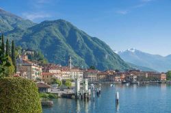 Veduta dall'alto di Menaggio sul lago di Como, Lombardia. Grazie alla sua collocazione geografica, Menaggio è il punto di partenza ideale per escursioni su e giù per le Prealpi ...