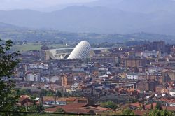 Veduta dall'alto di Oviedo, Asturie, Spagna. Famosa anche per la sua università, questa cittadina del nord della Spagna è considerata la più antica di fede cristiana ...