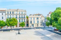 Veduta dall'alto di Place des Arenes a Nimes, Francia, con la statua al torero - © trabantos / Shutterstock.com