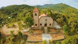 Veduta dall'alto di una chiesa sulle colline del villaggio di Malbato, Palawan (Filippine).
