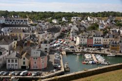 Veduta dall'alto di una cittadina sull'isola di Belle Ile en Mer, Francia. Giunti in barca nel porto di Palais ci si può avventurare alla scoperta dell'isola in bici o noleggiando ...