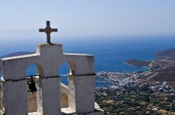 Veduta dall'alto di una collina dell'isola di Serifos, Grecia. Spiagge selvagge e negozi in cui acquistare squisiti prodotti della gastronomia locale: questo, e molto altro, caratterizza ...