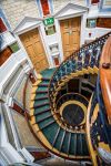 Veduta dall'alto di una scala a chiocciola nella Channing Hall in Surrey Street, Sheffield, Yorkshire, Inghilterra - © Nigel Jarvis / Shutterstock.com