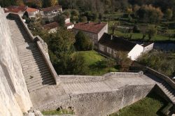 Veduta dall'alto di una scalinata del villaggio di Pons, Charente-Maritime, immerso nella natura.
