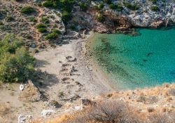 Veduta dall'alto di una spiaggia di Syros, arcipelago delle Cicladi, Grecia - © Korpithas / Shutterstock.com