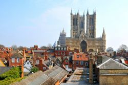 Veduta dall'alto sui tetti della città di Lincon, Lincolnshire (Inghilterra). Sullo sfondo, la celebre cattedrale cittadina che opsita al suo interno una delle poche copie ancora ...