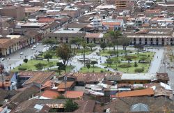 Veduta dall'alto, sul lato est, di Plaza de Armas a Cajamarca, Perù - © Janmarie37 / Shutterstock.com

