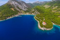 Veduta dall'elicottero del piccolo villaggio di Trstenik, penisola di Peljesac (Croazia). Questa cittadina è situata lunga la strada litoranea che connette la penisola all'entroterra ...