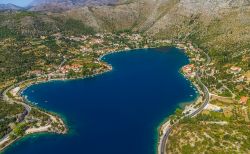 Veduta dall'elicottero della laguna di Zaton nei pressi di Dubrovnik, Croazia. Il borgo si affaccia sulle sponde di quest'acqua dal blu intenso. 
