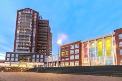 Veduta degli appartamenti residenziali "de Elementen" a Zoetermeer, Olanda, al calar del sole. Siamo vicino all'Heemkanal nella perifieria di Oosterheem.
