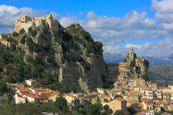 Veduta del borgo di Bagnoli del Trigno nel Molise. Raccolto attorno ad una rupe, per la sua collocazione a ridosso della roccia viene definito la "Perla del Molise" - © GybasDigiPhoto ...