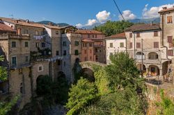 Veduta del borgo di Bagnone in Toscana e l'antico ponte del suo centro storico