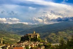 La splendida Val Ceno e il Castello di Bardi, alla sommità dell'omonimo borgo in provincia di Parma (Emilia-Romagna) - foto © CuorerouC / Shutterstock.com