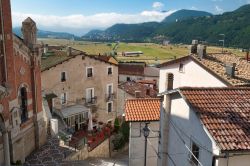 Veduta del borgo di Rivisondoli, L'Aquila, in una mattina d'estate. Il turismo in questo paese iniziò a svilupparsi subito dopo l'arrivo dei Reali d'Italia nel 1913.
 ...