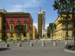 Veduta del boulevard Martiri della Nazione a Tirana, Albania. Al centro, la torre Forever Green, in questa immagine in fase di costruzione - © smith371 / Shutterstock.com