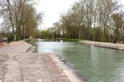 Veduta del canale da Cacor a Moissac sul fiume Tarn, Francia: la sua costruzione avvenne fra il 1842 e il 1846.



