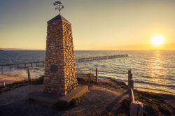 Veduta del Captain Collet Barker Memorial al tramonto nei pressi di Adelaide, Australia. Barker è stato un ufficiale militare e un espoloratore - © amophoto_au / Shutterstock.com ...