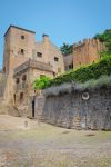 Veduta del castello di Monselice, Veneto, Italia. Ai piedi del colle della Rocca si innalza maestoso un complesso architettonico noto come Castello Cini che raggruppa diverse tipologie di costruzioni. ...