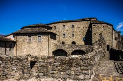 Veduta del castello di Pontremoli dalle mura, Toscana: anticamente era parte integrante del sistema difensivo della città assieme alle torri e alle mura che difendevano il borgo medievale ...