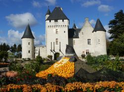 Veduta del castello di Rivau (Lémeré) con le decorazioni di Halloween, Francia - © LACROIX CHRISTINE / Shutterstock.com