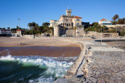 Una bella veduta del castello e della spiaggia di Estoril, Portogallo - © Artur Bogacki / Shutterstock.com