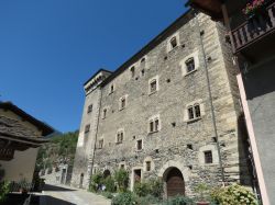 Veduta del castello medievale di Avise, Valle d'Aosta: si tratta di una casaforte alla quale venne aggiunta una torre quadrata leggermente più alta del resto dell'edificio - © ...