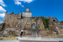 Veduta del castello medievale di Ribadavia, Spagna, in una giornata estiva di sole.

