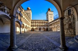 Veduta del castello Stockalper nella città di Briga, Svizzera. Questo edificio sontuoso venne costruito per volontà di un mercante che aveva fatto fortuna nel XVII° secolo ...