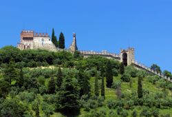 Veduta del Castello Superiore a Marostica, Veneto. Dalla sommità della collina si gode un suggestivo panorama sull'intera valle sino ai Colli Euganei - © JD Photograph / Shutterstock.com ...