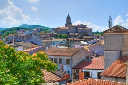 Veduta del centro abitato di Satriano di Lucania, Basilicata, con la torre campanaria sullo sfondo - © Mi.Ti. / Shutterstock.com