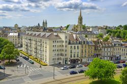 Veduta del centro di Caen, Francia, dall'alto. Città universitaria, Caen è brulicante di vita nelle vie del suo centro storico  - © Pecold / Shutterstock.com