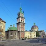 Veduta del centro di Lviv: la chiesa ortodossa dell'Assunzione con la Torre Korniakt e la chiesa cattolica dominicana (Ucraina). 



