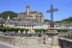 Veduta del centro storico del borgo di Estaing, Occitania, Francia. Il castello fu costruito attorno a un maschio pentagonale alla cui sommità si trovano cinque torrette.
