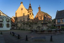 Veduta del centro storico di Eguisheim, Francia: il castello, la chiesa e la fontana di San Leone nella piazza principale  su cui si affacciano anche case a graticcio - © JlAlvarez ...