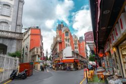 Veduta del centro storico di Lourdes, Francia: è la città in cui la Vergine Maria apparve a una contadina - © TR STOK / Shutterstock.com