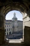 Veduta del centro storico di Nimes attraverso l'arena romana, Francia - © Sergio Delle Vedove / Shutterstock.com