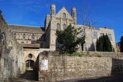 Veduta del chiostro della cattedrale di Peterborough, Inghilterra. Lo scrittore Ken Follett si ispirò da una visita in questo luogo di culto per scrivere I Pilastri della Terra  ...