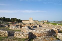 Veduta del complesso religioso della SS. Trinità a Venosa, Basilicata. Costruito dove un tempo sorgeva un tempio dedicato a Imene, ospita due chiese: quella vecchia con la tomba degli ...