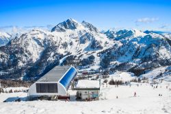 Veduta del complesso sciistico di Nassfeld, Austria, in inverno con i monti innevati sullo sfondo.
