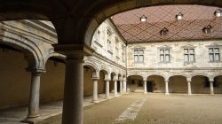 Veduta del cortile al Granvelle Palace (Palais Granvelle) a Besancon (Francia). Costruito nel XVI° secolo, è uno splendido esempio di arte rinascimentale - © Kamilalala / Shutterstock.com ...