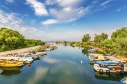 Veduta del fiume Azmak nel villaggio di Gumuldur, Turchia, con le barche ormeggiate sulle sponde - © Nejdet Duzen / Shutterstock.com