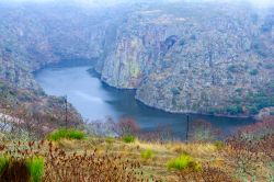 Veduta del fiume Douro dalle alture di Miranda do Douro, Portogallo, in autunno.

