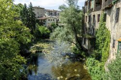 Veduta del fiume Fluvia nel suo corso lungo la città di Olot, Spagna.

