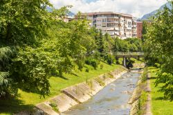 Veduta del fiume Lana nel centro di Tirana, Albania, in una giornata estiva di sole - © Tomasz Wozniak / Shutterstock.com