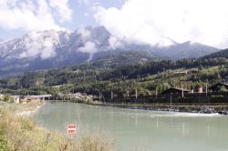 Veduta del fiume Salzach a Werfen, Austria. Si snoda per 225 km; un tempo era un'importante via di commercio per il sale.
