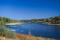 Veduta del fiume Tago da Vila Nova da Barquinha, Portogallo. Questa pittoresca cittadina portoghese sorge in una località estremamente verde e fertile.

